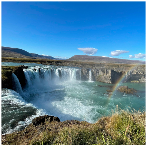 island-mit-wasserfaellen-und-regenbogen