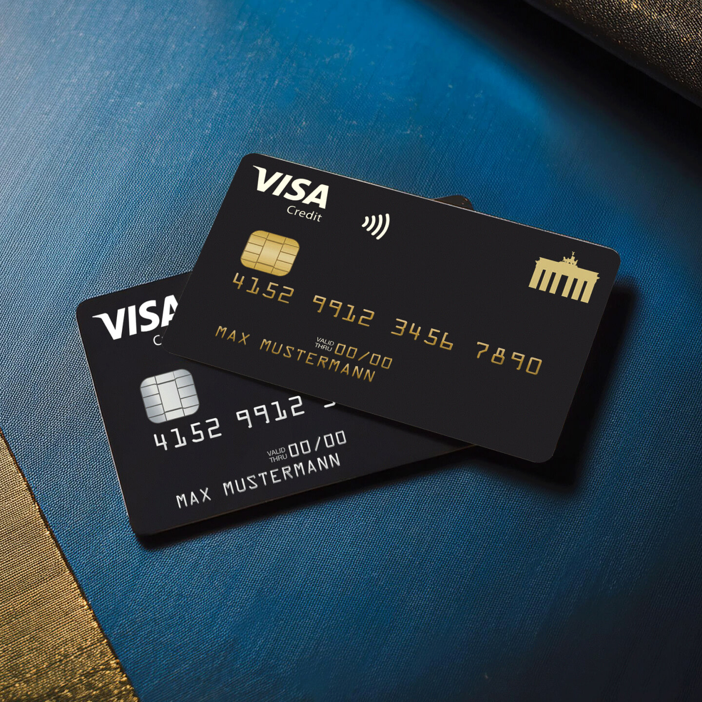 zwei-kreditkarte-auf-blau-goldenem-samt