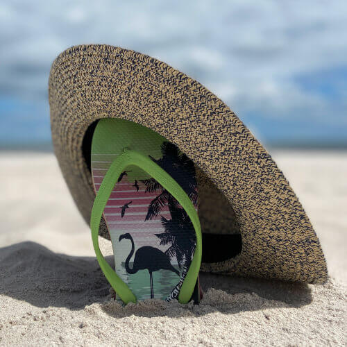 ostsee-mit-flip-flop-und-strandhut