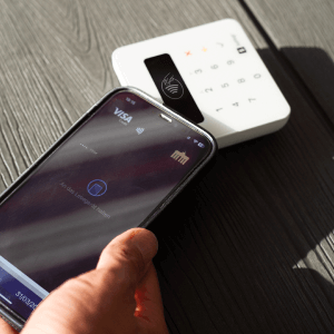 mobil-bezahlen-mit-der-deutschland-kreditkarte (1)