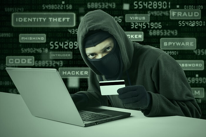 Hacker am Laptop mit Karte