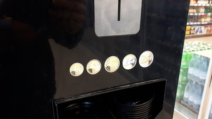 Lidl-Kaffeeautomat mit Bargeldmuenzen