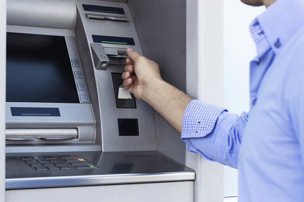 mann-geldautomat-klein